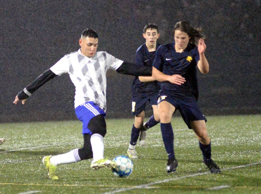 RYAN SPARKS | THE DAILY WORLD Elma midfielder Valencia Mendoza (7) and Aberdeen defender Isaiah Johnson (11) compete for possession during a 1-1 draw on Saturday at Stewart Field in Aberdeen.