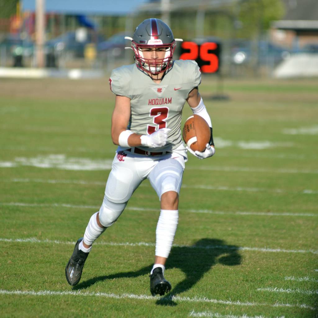DAILY WORLD FILE PHOTO Hoquiam receiver Owen McNeill (3) and the Grizzlies scored 49 points in a victory over Fort Vancouver last week and will hit the road to face La Salle Friday afternoon, Sept. 16, 2022.