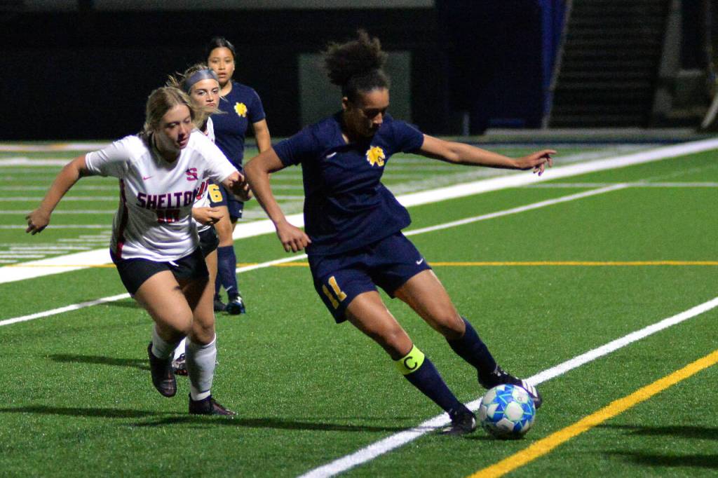 RYAN SPARKS | THE DAILY WORLD Aberdeen forward Maddi Gore (11) drives up the sideline against Sheltons Kodee Galloway during the Bobcats 3-0 win on Thursday, Sept. 29, 2022 at Stewart Field in Aberdeen.