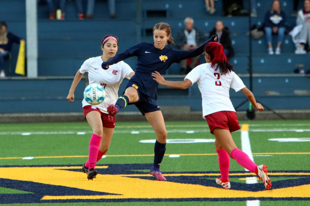 PHOTO BY BEN WINKELMAN
Aberdeen co-captain Aili Scott, middle, gets a foot on the ball while surrounded by Hoquiam defenders Jazmin Caballero (17) and Thalia Capoeman (3) during the Bobcats 8-0 win on Saturday at Stewart Field in Aberdeen.