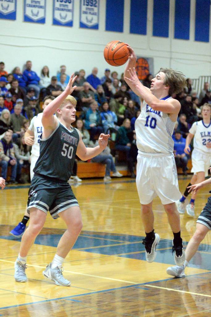 RYAN SPARKS | THE DAILY WORLD Elmas Traden Carter (10) makes a pass while defended by Montesanos Cam Taylor (50) during the Eagles 63-31 win on Wednesday in Elma. Carter scored a game high 20 points in the contest.