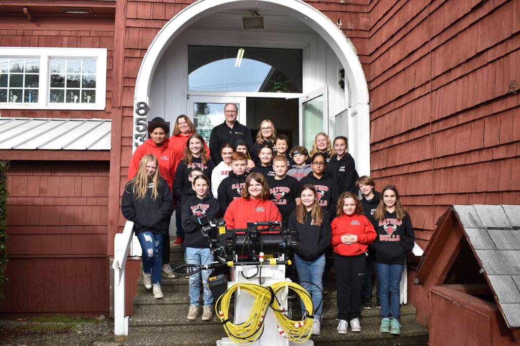 (Clayton Franke / The Daily World) Sarah Protheroes class of fourth-, fifth-, and sixth-graders pose with Jeff Hummel and Falkor outside Satsop Elementary.