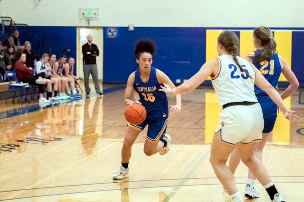 JARED WENZELBURGER | THE CHRONICLE Aberdeens Maddie Gore dribbles toward the hoop during the Southwest Washington High School All-Star Game on Friday at Centralia College.
