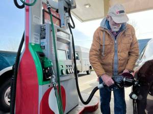 Despite stagnant gas prices across Washington and nationwide for the better part of the last month, Grays Harbor County drivers like Dave Hawtrone could see some monetary relief the next time he needs a fill up due to decreasing prices in oil and economic turbulence.