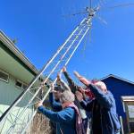 photos by Clayton Franke / The Daily World
Jim Chu, Bob Krueger, Vanessa Loverti, Barbara Hayford and Nick Docken lift the Motus tower into place on Monday, March 27 at the Coastal Interpretive Center in Ocean Shores. Below, the pair stand with the new Motus tower.