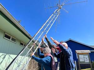 photos by Clayton Franke / The Daily World
Jim Chu, Bob Krueger, Vanessa Loverti, Barbara Hayford and Nick Docken lift the Motus tower into place on Monday, March 27 at the Coastal Interpretive Center in Ocean Shores. Below, the pair stand with the new Motus tower.