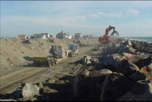 Photo: Port of Grays Harbor
Construction crews work to repair the jetty during its last major round of maintenance in 2000.