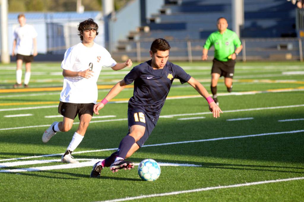 RYAN SPARKS | THE DAILY WORLD Aberdeen midfielder Carlos Hernandez (15) pushes the ball upfiled in a 6-0 win over Shelton on Friday in Aberdeen.