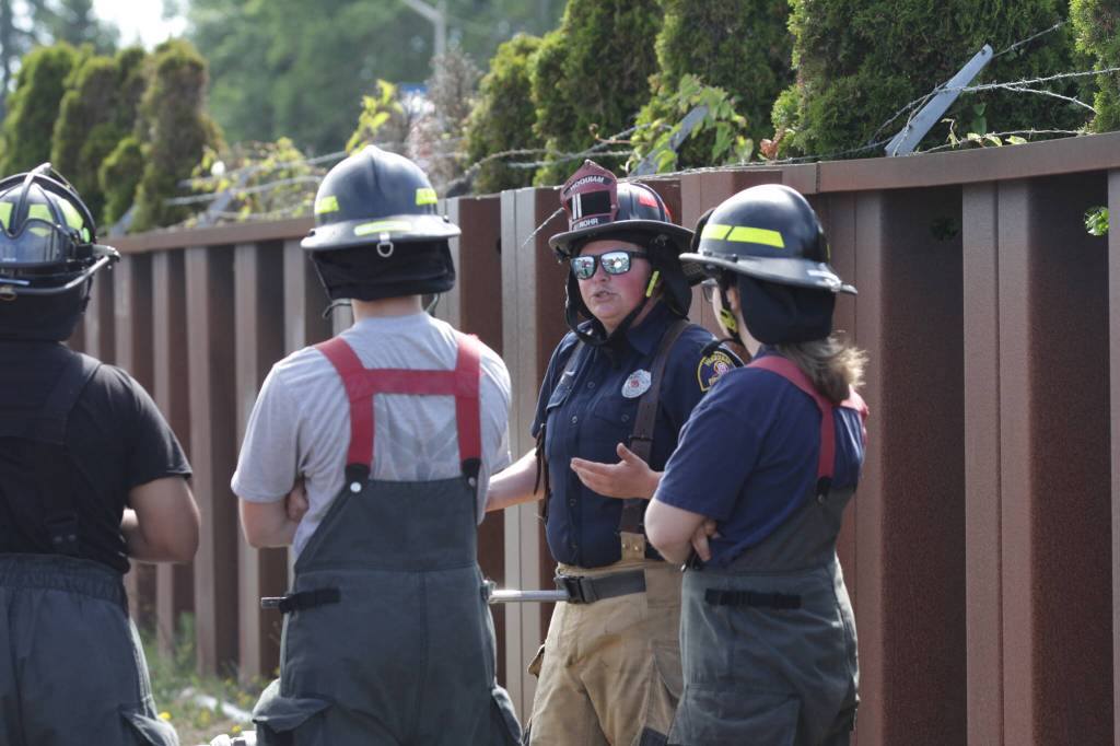 Michael S. Lockett / The Daily World
Capt. Larissa Rohr of the Hoquiam Fire Department teaches a group of high schoolers taking part in a fire science program about water pressure.