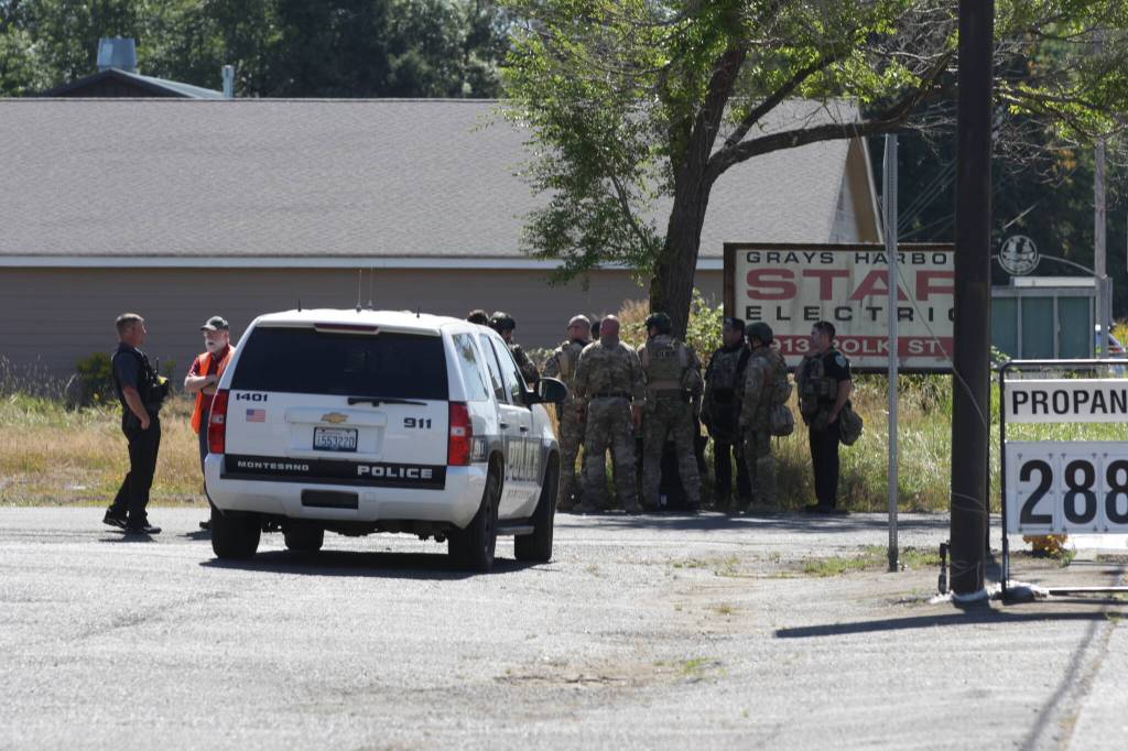 Michael S. Lockett / The Daily World
Members of the countys Crisis Response Unit debrief after supporting a Drug Task Force operation in Aberdeen on Wednesday morning.