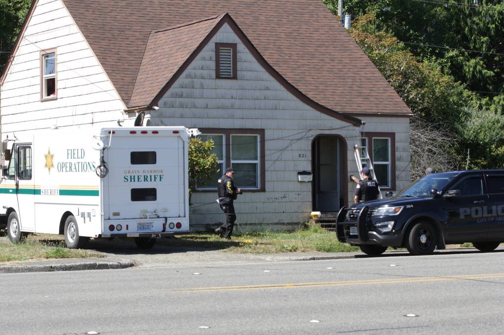 Michael S. Lockett / The Daily World
Members of the countys Drug Task Force search a house as part of a criminal investigation in Aberdeen on Wednesday morning.
