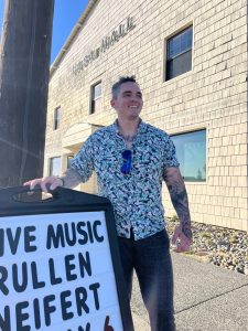 Matthew N. Wells / The Daily World
Rullen Neifert, a guitarist and singer who lives in Ocean City, will play at 6 p.m. Saturday at Red Cedar in Hoquiam. Neifert, a lead guitarist at heart, will play a wide range of music for Hoquiam High Schools graduating class of 1998.
