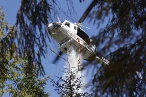 Michael S. Lockett / The Daily World
A helicopter drops water on the Margarita wildfire on Aug. 4.