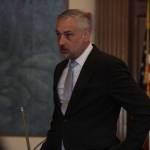 Jason Walker, leading the prosecution, holds a pool cue as he makes his closing statement on Aug. 18. (Michael S. Lockett / The Daily World)