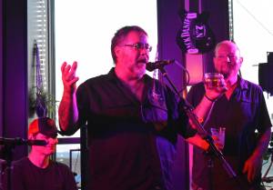 Matthew N. Wells / The Daily World
Alex Montoyas dad, Tracy Fontaine, center, raises a glass for his son during the Songwriter Showcase and Benefit for Alex Montoya on Saturday night at Messy Jessys Bar and Grill in Aberdeen. Johnathan Cave, left, and Casey Kunning, right, are members of the band A Lien Nation, which was one of the acts to play during the showcase.