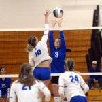 RYAN SPARKS | THE DAILY WORLD Elma sophomore middle hitter Jenessa Sackrider (3) attempts to block the attempt of La Centers Whitney Martell during the Eagles straight-set loss on Tuesday in Elma.