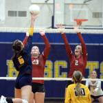 RYAN SPARKS / THE DAILY WORLD
Hoquiams Sydney Gordon (13) and Kristina Goulet (2) defend a shot by Aberdeens Savannah Stricklan during the Bobcats 3-2 win on Tuesday in Aberdeen.
