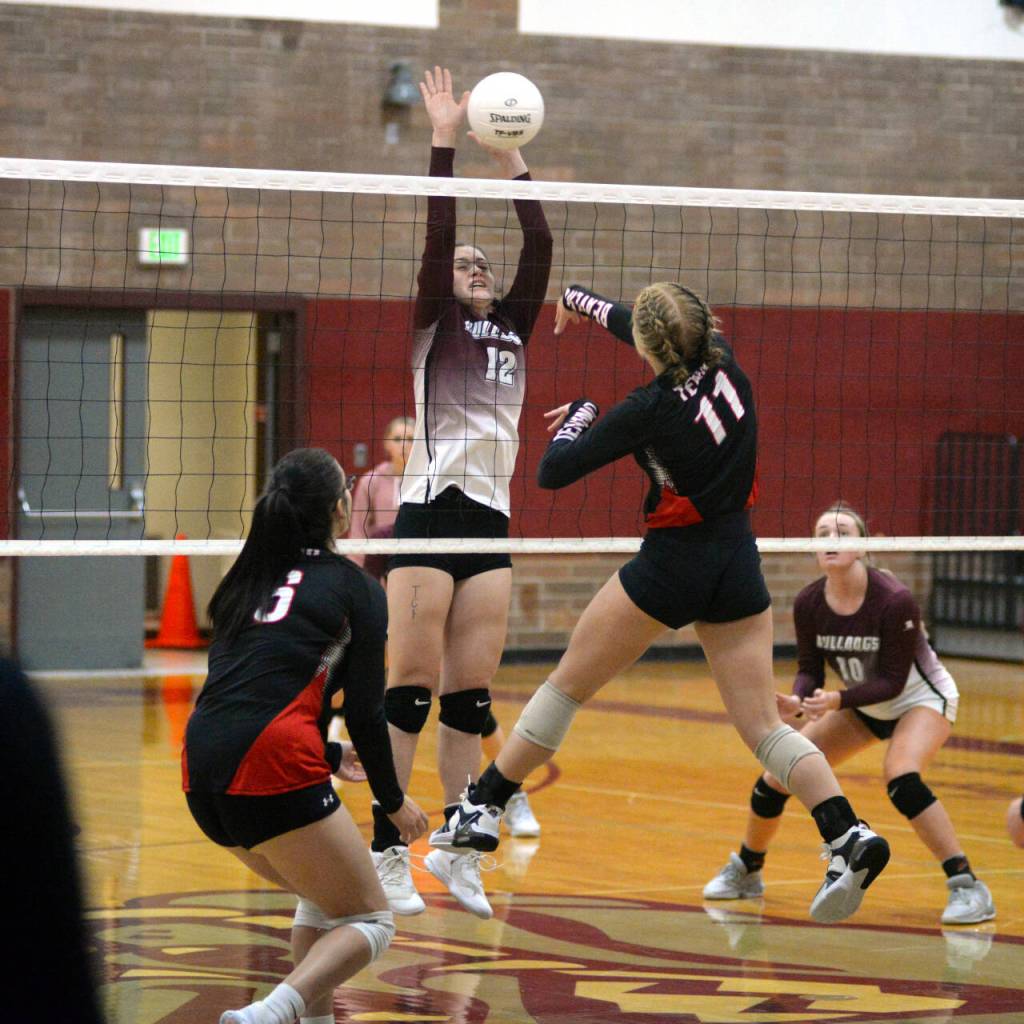 RYAN SPARKS | THE DAILY WORLD Montesanos Jillie Dalan (12) make a block on a shot by Teninos Kylee Petrich (11) during a 3-1 victory on Tuesday in Montesano.