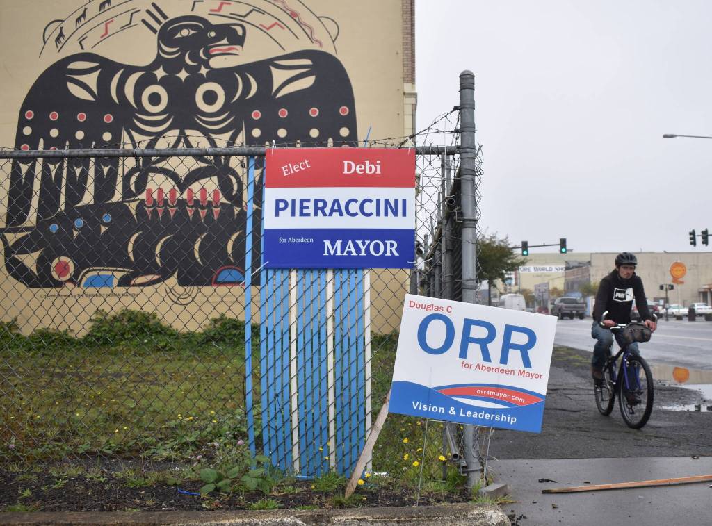 Clayton Franke / The Daily World
Campaign sings for mayor of Aberdeen are posted in the downtown core.