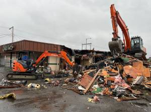 Matthew N. Wells / The Daily World
On Tuesday morning, Rognlins, Inc. tore down the former Bridges Restaurant, 112 N. G St., in Aberdeen. The restaurant closed in Oct. 2012, according to Lauren Nichol, former night shift supervisor at Bridges. The buildings owner ordered the teardown, according to Lisa Scott, community development director for the city of Aberdeen. Nichol, who worked there from 1998 until the day the restaurant closed, provided a comment after finding out Bridges was demolished. Im glad, it made me sad to look at it that way, Nichol said. It was a great place to work.