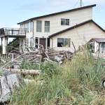 Clayton Franke / The Daily World
Residents on Marine View Drive in Ocean have stacked up driftwood logs to brace their houses from storm swells and king tides forecast for this winter.