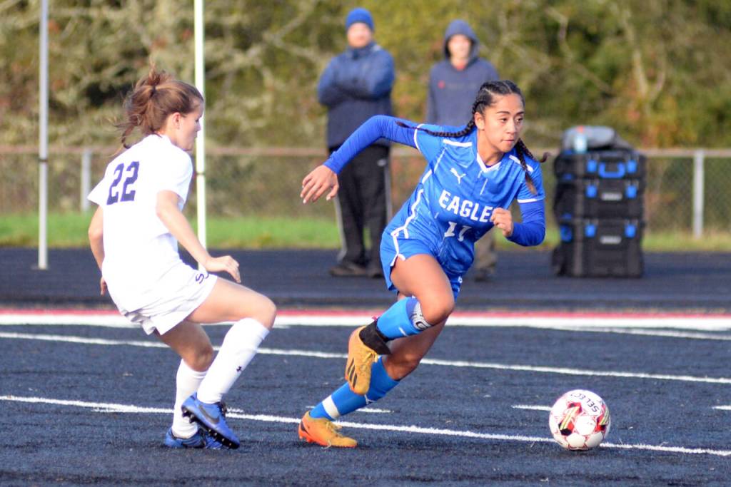 RYAN SPARKS | THE DAILY WORLD Elma senior Eliza Sibbett (11) dribbles away from Seton Catholics Lydia Hawkinson during the 1A District 4 third-place game on Saturday at Tenino High School.