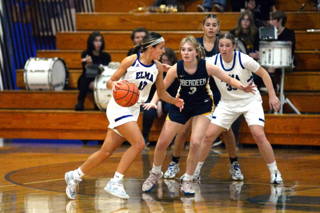 RYAN SPARKS | THE DAILY WORLD Elma junior shooting guard Mia Monroe, left, dribbles against Aberdeens Zoe Troeh (3) during a 44-34 loss on Tuesday in Elma.