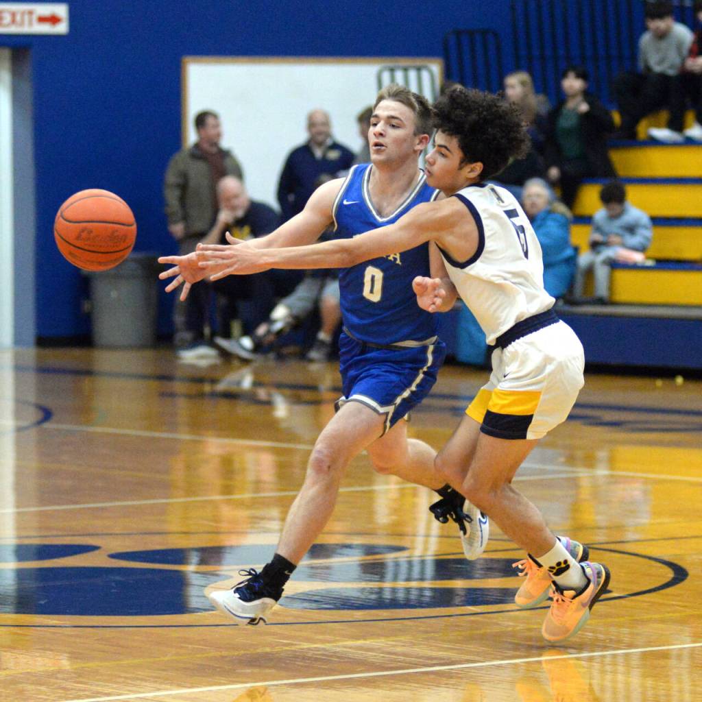 RYAN SPARKS | THE DAILY WORLD 
Elmas Traden Carter (0) passes the ball while hounded by Aberdeen guard Isaac Garcia during the Eagles 59-30 win on Wednesday at Aberdeen High School.