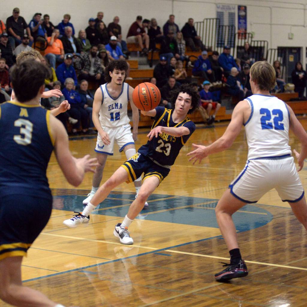 RYAN SPARKS | THE DAILY WORLD Aberdeens Jhacob Quezada (23) dishes out an assist to teammate Baylor Ainsworth (3) during a 64-51 loss to Elma on Tuesday at Elma High School.