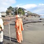 Clayton Franke / The Daily World
Brian Stenehjem, an engineer with the U.S. Army Corps of Engineers, talks with Ocean Shores city staff Jan. 10 about extending the citys erosion control berm in front of several properties to prevent a potential breach to a city street.