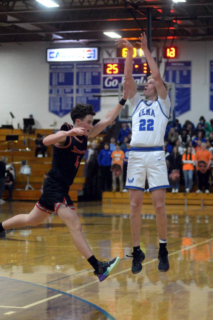 RYAN SPARKS | THE DAILY WORLD Elma senior Cason Seaberg (22) puts up a 3-pointer against Teninos Preston Snider during a 1A Evergreen League game on Thursday in Elma.