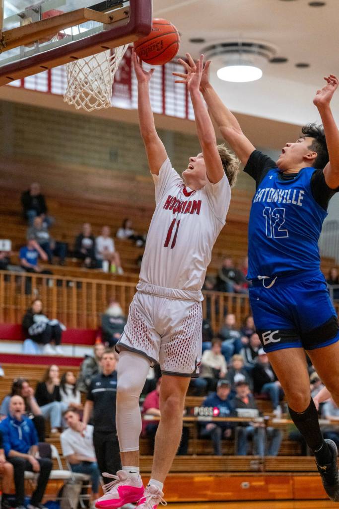 PHOTO BY FOREST WORGUM Hoquiams Zander Jump (11) glides to the basket while defended by Eatonvilles Hunter Klumpar during the Grizzlies 79-44 win on Saturday at Hoquiam Square Garden.