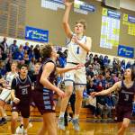 RYAN SPARKS | THE DAILY WORLD Elma sophomore Isaac McGaffey (1) scores over Stevensons Kacen Bach during a 43-41 victory in a 1A District 4 Tournament game on Wednesday at Rochester High School.
