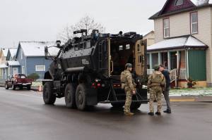Police raided a home as they executed a warrant in Aberdeen on Thursday morning. (Michael S. Lockett / The Daily World)