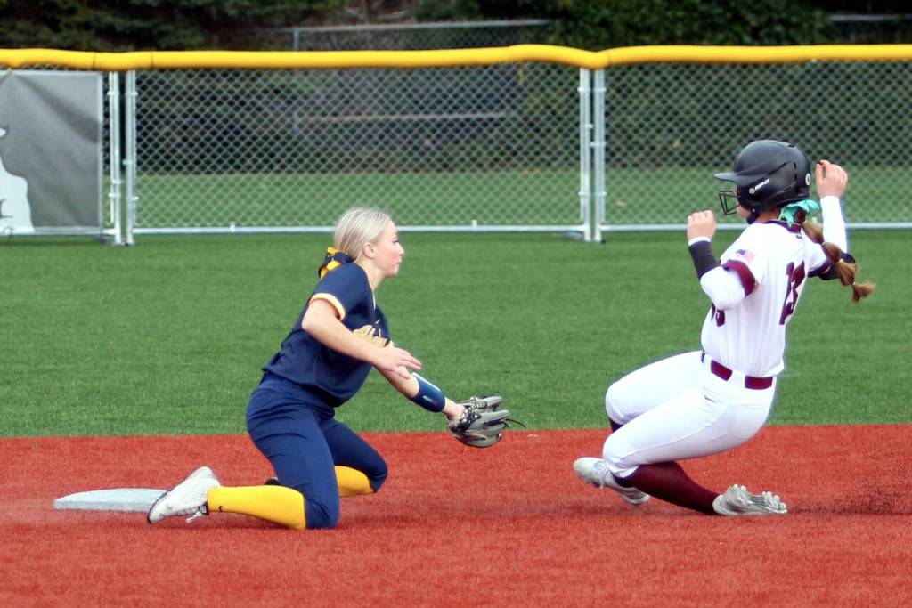 Aberdeens Zoe Vessey (left)