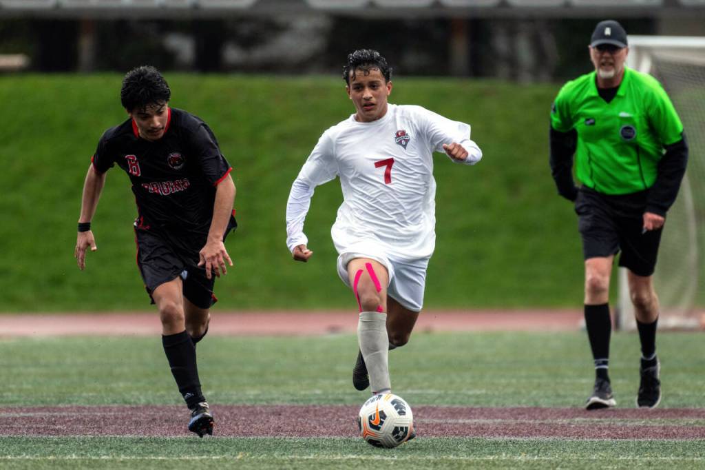 PHOTO BY FOREST WORGUM Hoquiams Joab Fabian (7) pushes the ball up the field during a 3-1 loss to Columbia (White Salmon) on Saturday in Montesano.