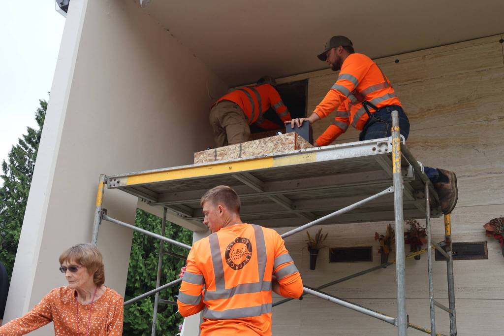 Michael S. Lockett / The Daily World
Cemetery workers place the remains in a crypt at Sunset Memorial Park.