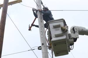 Michael S. Lockett / The Daily World
A Grays Harbor PUD line crew works to replace an old pole.