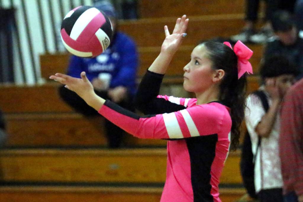 RYAN SPARKS | THE DAILY WORLD Elmas Keira White prepares to serve during a straight-set loss to Hoquiam on Thursday at Elma High School.