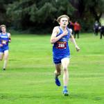 RYAN SPARKS | THE DAILY WORLD Elma sophomore Frank Roberts (right) pulls away down the home stretch to win the boys varsity race at the 1A Evergreen League Championships on Thursday at Oaksridge Golf Course in Elma.