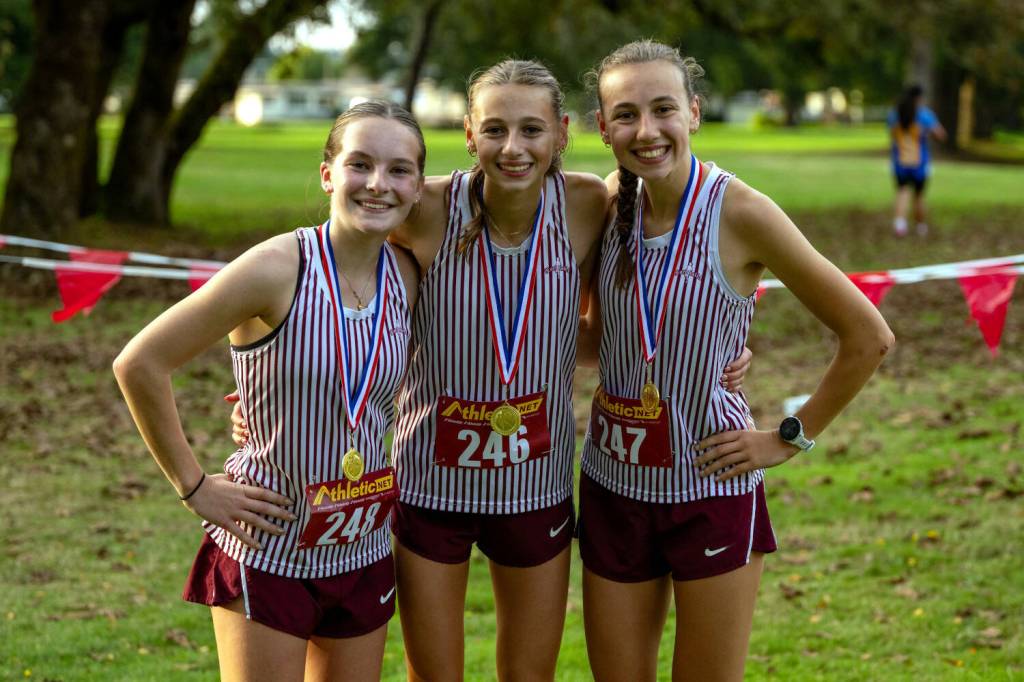 PHOTO BY FOREST WORGUM Montesanos Zoe Ray (left), Haley Schweppe (middle) and Samantha Schweppe placed in the top three to lead Montesano to a team victory at the 1A Evergreen League Championships on Thursday at Oaksridge Golf Course in Elma.