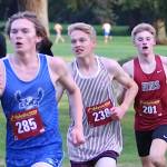 RYAN SPARKS | THE DAILY WORLD Elmas Frank Roberts (285) leads Montesanos Benjamin Anderson (238) and Hoquiams Ryker Maxfield during the boys varsity race at the 1A Evergreen League Championships on Thursday at Oaksridge Golf Course in Elma.