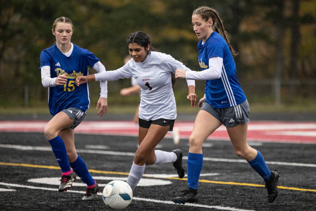 RIDLEY HUDSON | THE CHRONICLE Adnas Bailey Naillon (11) and Adnas Haley Roundtree (15) run to get the ball from Ocastas Brizeyda Ayala Rios during a 2B District 4 elimination game on Saturday in Tenino.