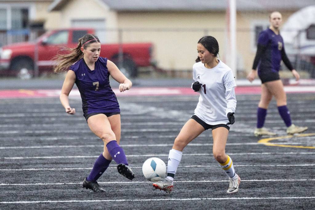 RIDLEY HUDSON | THE CHRONICLE Raymond-South Bends Megan Kongbouakhay (right) defense a pass from Onalaskas Kate Zandell a 2B District 4 elimination game on Saturday in Tenino.