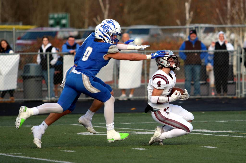 RYAN SPARKS | THE DAILY WORLD Montesanos Zach Timmons (4) catches a pass downfield during a 21-10 win over La Center in a 1A State Football quarterfinal game on Saturday at Woodland High School.