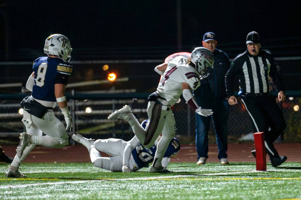 PHOTO BY FOREST WORGUM Montesanos Zach Timmons (4) scores a touchdown against Seton Catholic in a 35-14 loss in a 1A State semifinal game on Saturday at McKenzie Stadium in Vancouver.