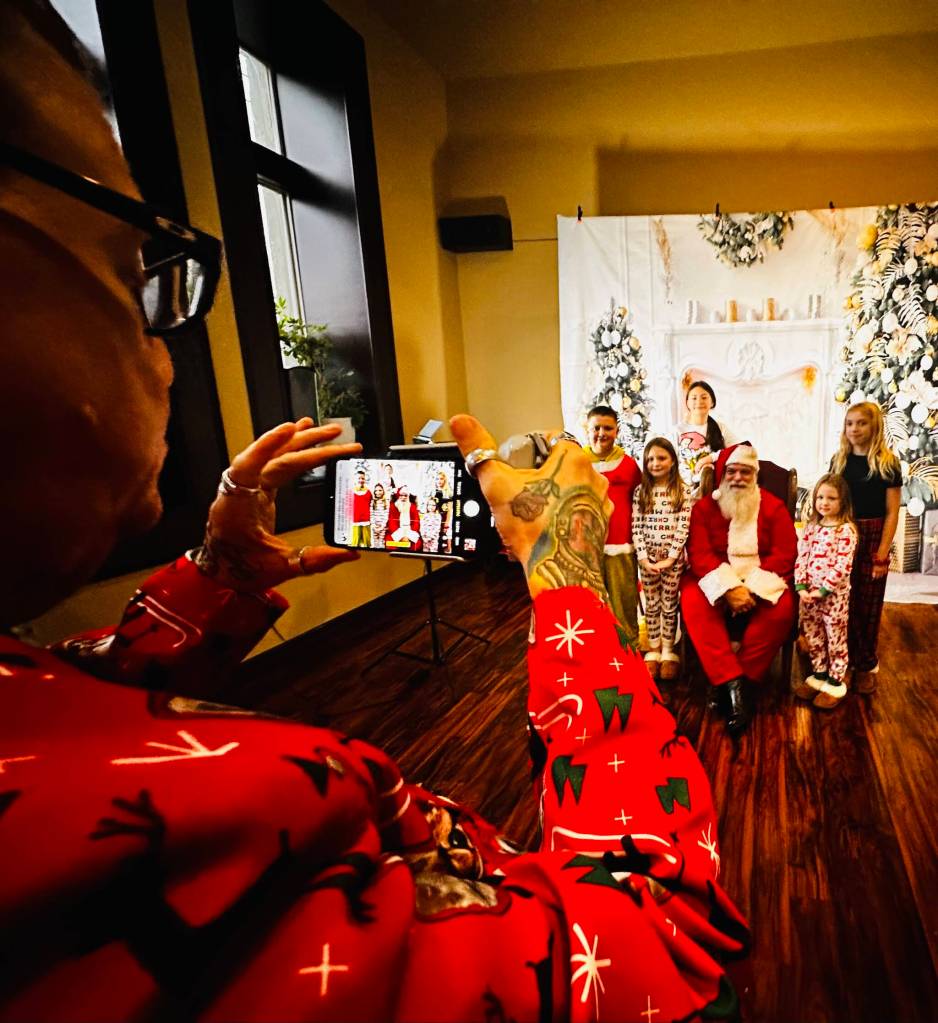 Barbara Smith / For The Daily World
Rick Moyer of Moyer Multi Media helping Santa with free photos for families.