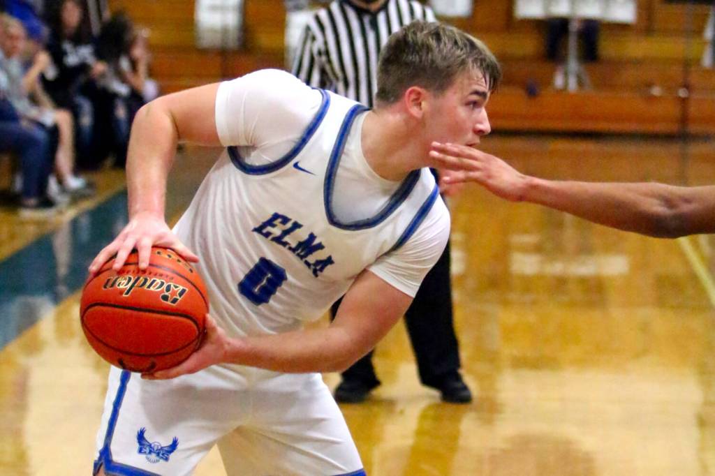 RYAN SPARKS | THE DAILY WORLD
Elma senior guard Traden Carter looks to drive during a 67-48 loss to Forks on Friday in Elma.
