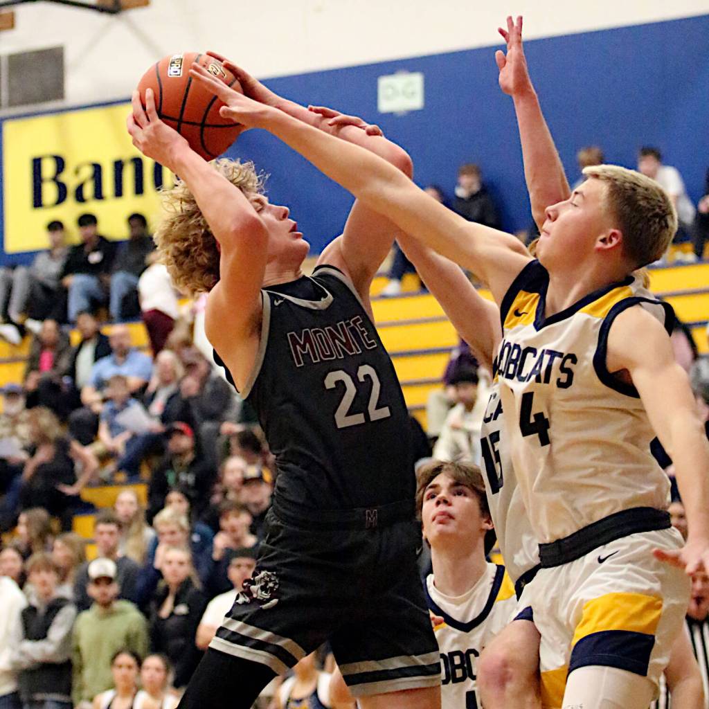 RYAN SPARKS | THE DAILY WORLD Montesanos Mason Fry (22) is defended by Aberdeens Tarren Lewis during the Bulldogs 67-59 win on Saturday in Aberdeen.
