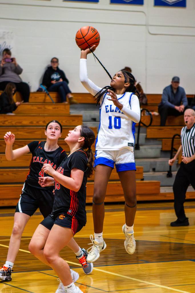 PHOTO BY MIKE ROBERTS Elmas Keke Bol (10) puts up a one-handed shot during a 56-43 loss to Kalama on Saturday in Elma.